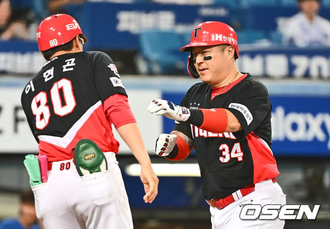 [OSEN=대구, 이석우 기자] 31일 대구삼성라이온즈파크에서 2024 신한 SOL 뱅크 KBO 리그 삼성 라이온즈와 KIA 타이거즈의 경기가 열렸다. 홈팀 삼성은 백정현이 방문팀 KIA는 황동하가 선발 출전했다. KIA 타이거즈 최형우가 6회초 좌월 솔로 홈런을 치고 하이파이브를 하고 있다. 2024.08.31 / foto0307@osen.co.kr