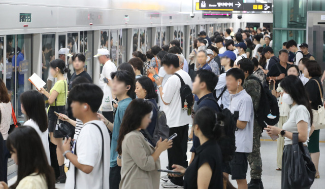 경기도 남양주시 지하철 8호선 연장선 별내역에서 시민들이 출근길에 나서고 있다. 뉴스1