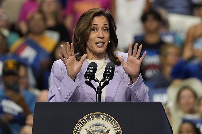 8월10일 카멀리 해리스 후보가 미국 네바다 대학 라스베이거스 캠퍼스에서 유세 연설을 하고 있다. ⓒAP Photo