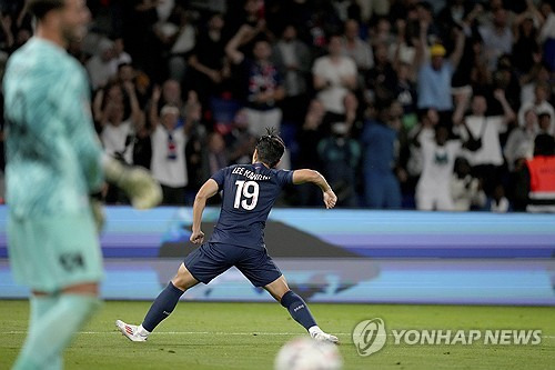 파리 생제르맹(PSG)은 31일(한국시간) 구단 공식 사회관계망서비스(SNS)를 통해 이강인의 시즌 1호골이 8월 이달의 골로 뽑혔다고 발표했다. 이강인은 지난 17일 르아브르와의 2024-2025시즌 프랑스 리그1 1라운드 개막전에서 경기 시작 2분 04초 만에 선제골을 터트리며 4-1 완승에 일조했다. 연합뉴스