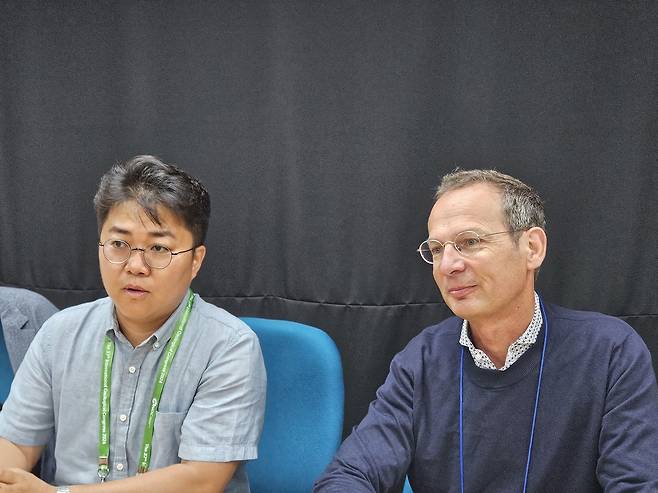 인터뷰하는 최진혁 본부장과 얀 클링거 박사 [촬영 조승한]