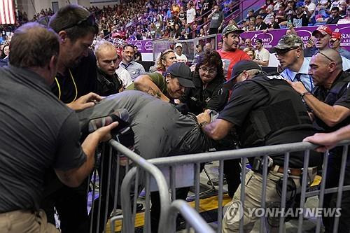 트럼프 유세장 언론구역에 난입한 남성, 테이저건에 제압  30일(현지시간) 미국 펜실베이니아주 존스타운에서 열린 도널드 트럼프 전 대통령의 유세 현장에서 언론 구역에 난입한 남성이 경찰에 체포되고 있다. [AP=연합뉴스. 재판매 및 DB 금지]