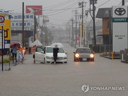 태풍 영향으로 침수된 日 구마모토 거리 (구마모토 EPA·지지=연합뉴스) 29일 제10호 태풍 산산이 강타한 일본 규슈 구마모토현 다마나시의 거리가 불어난 물에 침수돼 있다. 초강력 태풍 산산이 일본 열도에 상륙하면서 규슈 남부의 가고시마현과 미야자키현, 구마모토현에서는 총 113만여 가구 225만여 명에게 피난 지시가 내려졌다. 2024.08.30
    passion@yna.co.kr