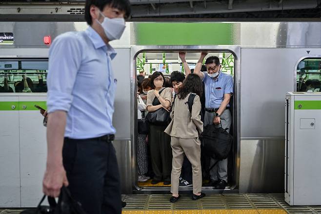 일본 직장인들이 출근시간 지하철에 탑승하는 모습.(사진=AFP)