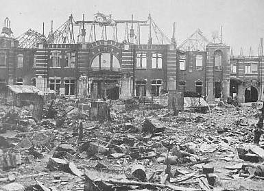 간토 대지진 당시 파괴된 기차역. (출처: Unknown author, 흑백사진(1923), Wikimedia Commons, Public Domain)