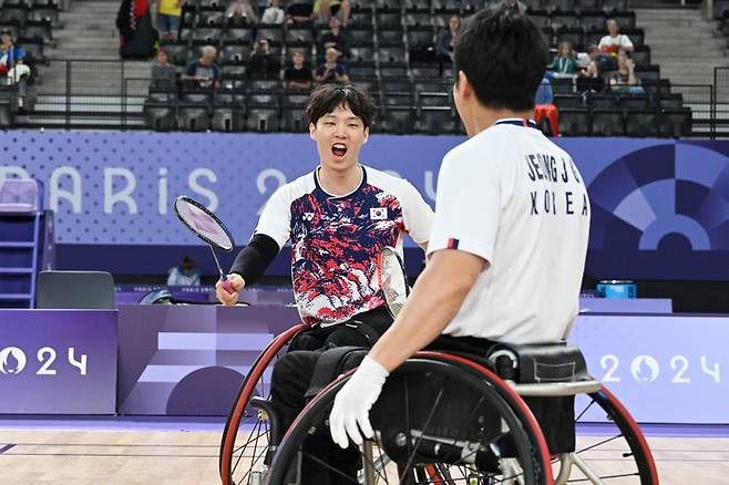 2024 파리 패럴림픽 배드민턴 대표팀 유수영(왼쪽)과 정재군. 사진 | 대한장애인체육회