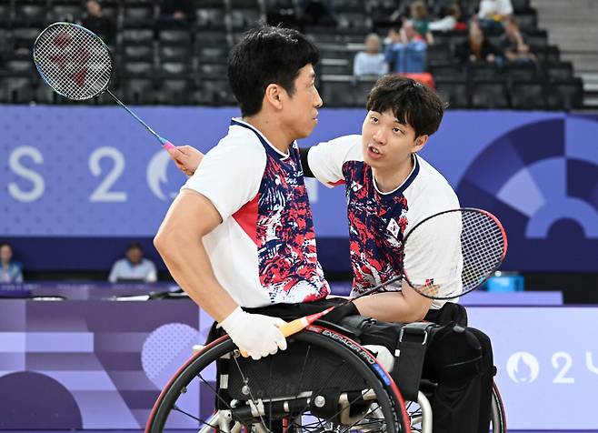 2024년 파리패럴림픽에 출전한 한국 배드민턴 대표팀의 유수영(오른쪽)이 남자복식(WH1-2등급) 조별예선 경기에서 파트너 정재군과 경기 전략을 상의하고 있다. 대한장애인체육회 제공대한장애인체육회 제공