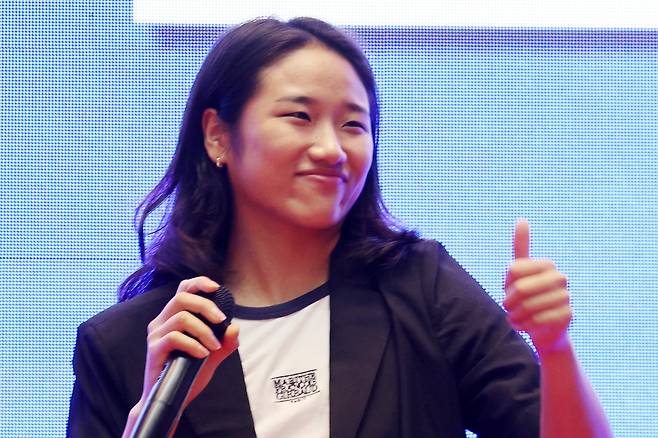 2024 파리올림픽 배드민턴 여자 단식 금메달리스트인 안세영이 31일 오후 고향인 전남 나주시 종합스포츠파크 다목적체육관에서 열린 환영 행사에서 시민들의 환호에 퍼포먼스를 하고 있다. /연합뉴스