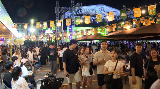 예산시장에서 열리고 있는 제2회 '예산 맥주 페스티벌' 행사장이 관광객들로 북적이고 있다.사진=예산군 제공