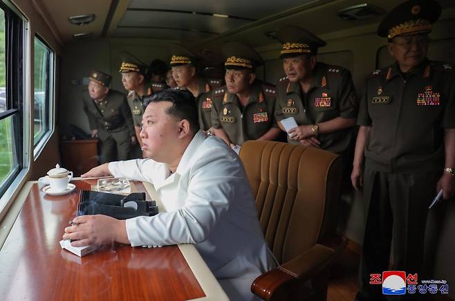 김정은 북한 국무위원장이 지난 27일 제2경제위원회 산하 국방공업기업소들이 생산한 240㎜ 방사포무기체계의 검수시험사격을 참관했다고 조선중앙통신이 28일 보도했다. 사진=연합뉴스