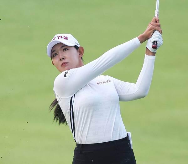 2024년 한국여자프로골프(KLPGA) 투어 제13회 KG 레이디스 오픈 우승 경쟁에 뛰어든 박보겸 프로가 2라운드에서 경기하는 모습이다. 사진제공=KLPGA