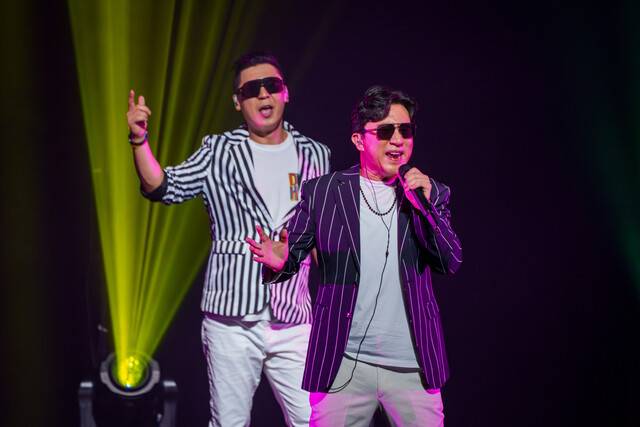 지난 30일 저녁 서울 마포구 대흥동 마포아트센터에서 열린 ‘어떤가요10: 추억의 댄스가수 특집’ 공연에서 노이즈 홍종구(오른쪽)와 한상일이 노래하고 있다. 마포문화재단 제공