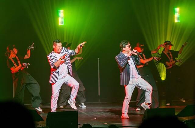 지난 30일 저녁 서울 마포구 대흥동 마포아트센터에서 열린 ‘어떤가요10: 추억의 댄스가수 특집’ 공연에서 노이즈 홍종구(오른쪽)와 한상일이 노래하고 있다. 마포문화재단 제공