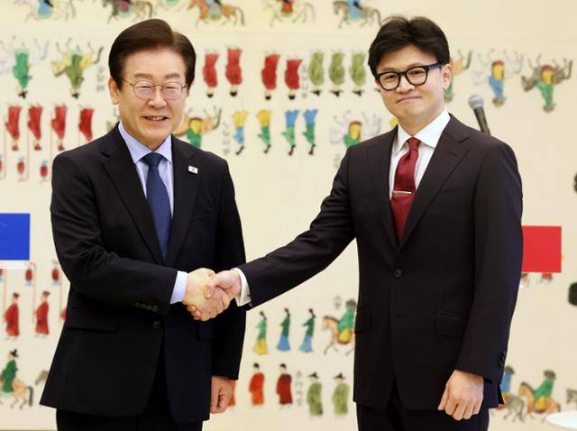 한동훈(오른쪽) 국민의힘 대표와 이재명 더불어민주당 대표가 1일 오전 서울 여의도 국회에서 열린 국민의힘-더불어민주당 당대표 회담에 앞서 악수를 하고 있다. 뉴시스