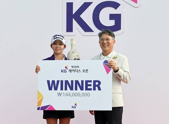 2024 한국여자프로골프(KLPGA) 투어 '제13회 KG레이디스오픈' 파이널 라운드가 1일 경기도 용인 써닝포인트CC에서 열렸다. 배소현이 3차 연장 끝에 우승한 뒤 시상식에서 곽재선 KG그룹 회장으로부터 우승 트로피와 상금을 받고 있다. 써닝포인트CC=정시종 기자 capa@edaily.co.kr /2024.09.01.