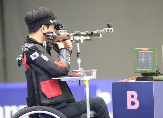 1일(현지시간) 프랑스 샤토루 슈팅센터에서 열린 2024 파리 패럴림픽 사격 R5 혼성 공기소총 복사(스포츠 등급 SH2) 결선에서 7위에 오른 이철재. 사진 대한장애인체육회