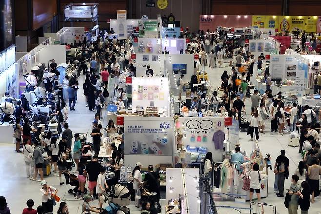 서울 강남구 코엑스에서 열린 '2024 케이펫페어 서울'을 찾은 시민들이 반려용품들을 살펴보고 있다. 사진=연합뉴스