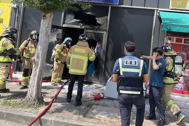 1일 오후 전남 영암군 삼호읍 한 상가건물 1층 성인게임장에서 방화로 인한 화재가 발생해 소방대원과 경찰관이 현장을 수습하고 있다. 이날 화재로 중국 국적인 60대 방화범 1명이 숨지고, 성인게임장 종업원과 손님 등 4명이 다쳤다. /사진=연합