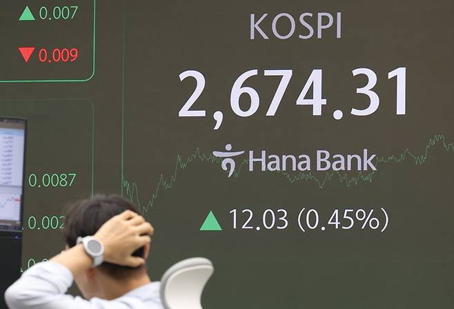 지난달 30일 오후 서울 중구 하나은행 딜링룸에서 직원들이 일을 하고 있다. 이날 코스피는 전 거래일보다 12.03포인트(0.45%) 상승한 2674.31로 장을 마쳤다. 연합뉴스