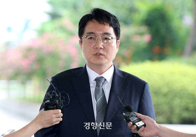 심우정 검찰총장 후보자가 지난달 12일 서초구 서울고등검찰청에 마련된 인사청문회 준비단 사무실로 출근하며 취재진의 질문에 답하고 있다. 권도현 기자