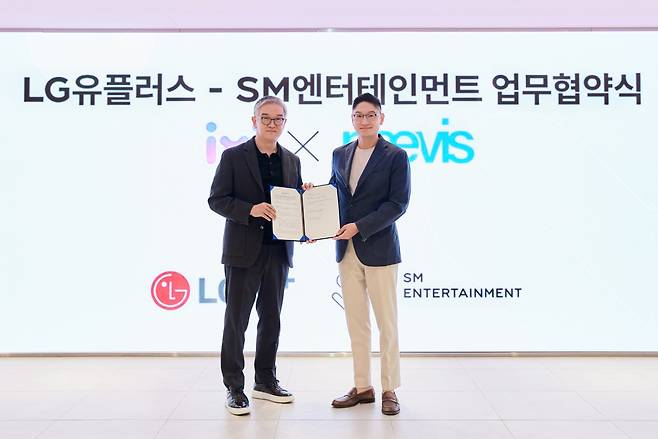 LG Uplus' Consumer Division Vice President Jung Soo-heon (left) and SM co-CEO Tak Young-jun