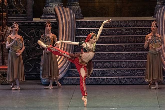 A scene from Korean National Ballet's production of "La Bayadere" (Korean National Ballet)