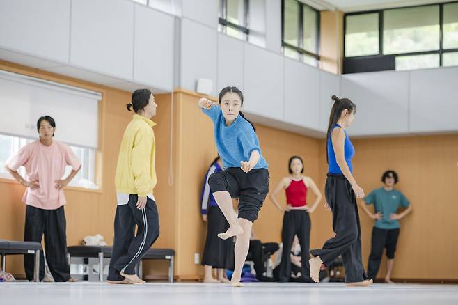 Dancers rehearse a scene from "Hang PlusMinus" (National Dance Company of Korea)