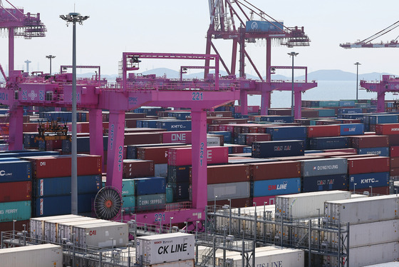 Containers are piled up at Incheon New Port in Songdo International City on Sunday. [NEWS1]