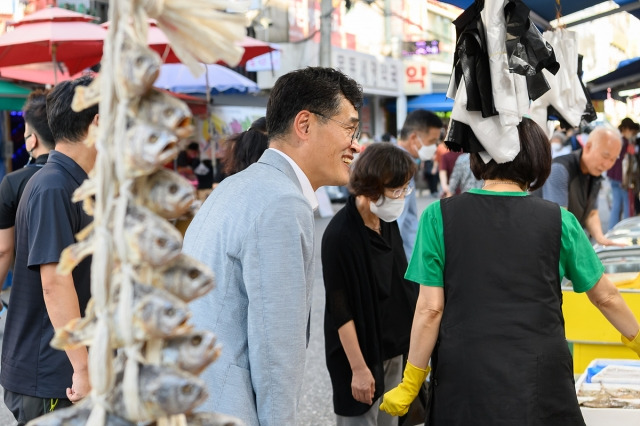 이기재 양천구청장이 지난해 추석 구내 전통시장에 방문해 상인들과 대화하고 있다. 양천구 제공