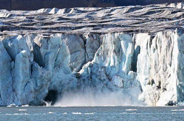 노르웨이 스발바르 롱위에아르뷔엔에서 배로 1시간 거리에 있는 피라미덴 인근에서 지난달 3일 거대한 빙벽 중 일부가 무너지고 있다.