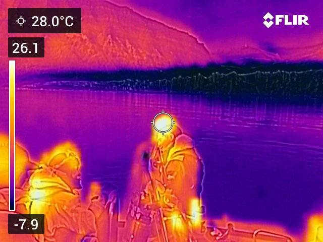 관광객들이 지난달 4일 스발바르 인근 해상에서 빙하를 바라보는 장면을 열화상 카메라로 촬영한 모습이다. 빙하가 녹은 산이 붉게 보인다. 롱위에아르뷔엔에는 크루즈, 보트, 스노보드 등을 이용한 다양한 빙하 관광상품이 있다.