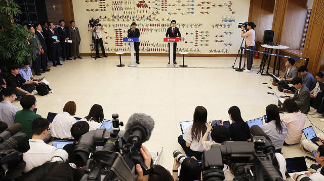 국민의힘 한동훈 대표와 더불어민주당 이재명 대표(왼쪽)가 1일 오후 국회에서 채상병 특검법, 금융투자소득세 폐지, 전 국민 25만원 지원법 등을 논의하는 여야 대표 회담을 열고 있다. 연합뉴스