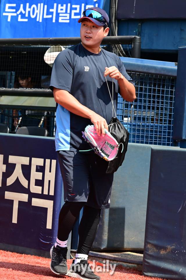 2024년 9월 1일 서울 잠실구장에서 '2024 신한 SOL Bank KBO리그, 롯데 자이언츠와 두산 베어스의 경기가 열렸다. 롯데 나균안이 훈련을 위해 그라운드로 나서고 있다./잠실 = 유진형 기자 zolong@mydaily.co.kr