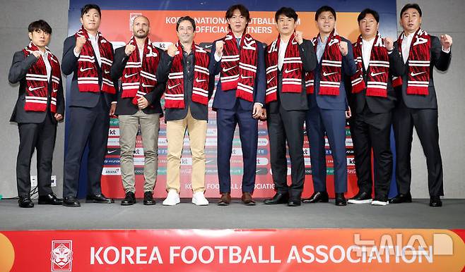 [서울=뉴시스] 추상철 기자 = 홍명보 축구대표팀 감독이 26일 오전 서울 종로구 축구회관에서 '2026 국제축구연맹(FIFA) 북중미월드컵 아시아지역 3차예선' 1, 2차전에 나설 대표팀 명단을 발표한 후 코치진과 함께 기념촬영을 하고 있다. 왼쪽부터 이재홍 피지컬 코치, 정현규 피지컬 코치, 티아고 마이아 분석 코치, 주앙 아로소 수석 코치, 홍명보 감독, 박건하 코치, 김동진 코치, 김진규 코치, 양영민 골키퍼 코치. 2024.08.26. scchoo@newsis.com