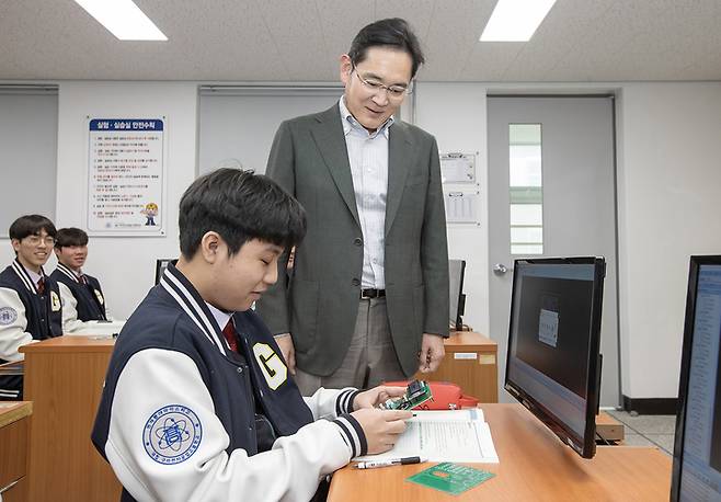 [서울=뉴시스] 조수정 기자 = 이재용 삼성전자 회장이 7일 경북 구미시 구미전자공업고등학교를 방문해 수업을 참관하고 학생들과 대화를 나누고 있다. (사진=삼성전자 제공) 2023.03.07.photo@newsis.com *재판매 및 DB 금지