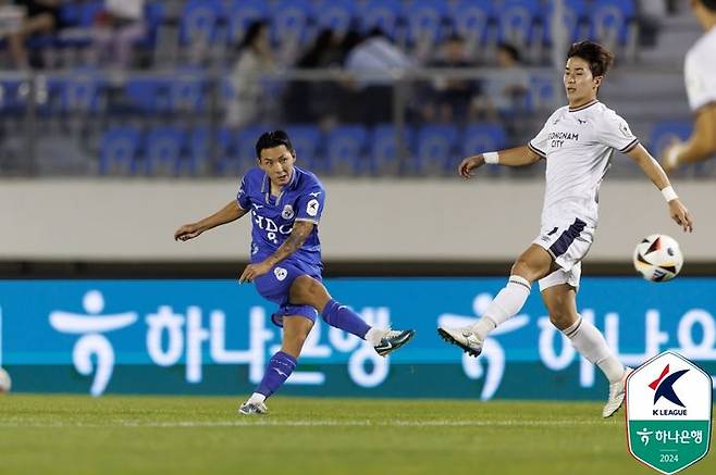 [서울=뉴시스] 프로축구 K리그2 부산 아이파크의 임민혁이 1일 부산 구덕운동장에서 열린 '하나은행 K리그2 2024' 29라운드 성남FC와의 홈경기에서 멀티골을 터트리며 팀의 승리를 이끌었다. (사진=한국프로축구연맹 제공) 2024.09.01. *재판매 및 DB 금지