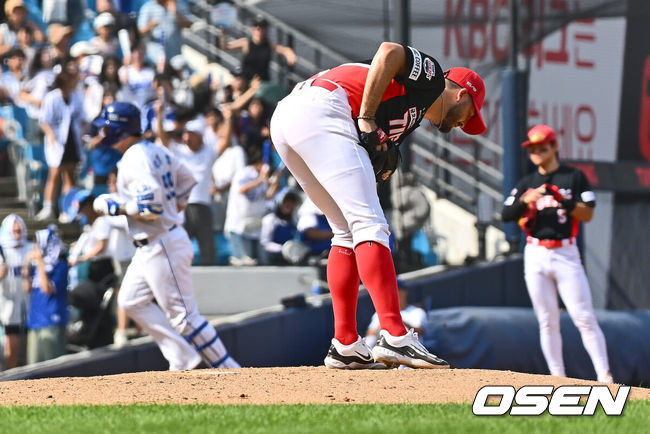 [OSEN=대구, 이석우 기자] 1일 대구삼성라이온즈파크에서 2024 신한 SOL 뱅크 KBO 리그 삼성 라이온즈와 KIA 타이거즈의 경기가 열렸다. 홈팀 삼성은 원태인이 방문팀 KIA는 스타우트가 선발 출전했다. KIA 타이거즈 스타우트가 3회말 2사 2루 삼성 라이온즈 박병호에게 좌월 2점 홈런을 맞고 아쉬워하고 있다. 2024.09.01 / foto0307@osen.co.kr