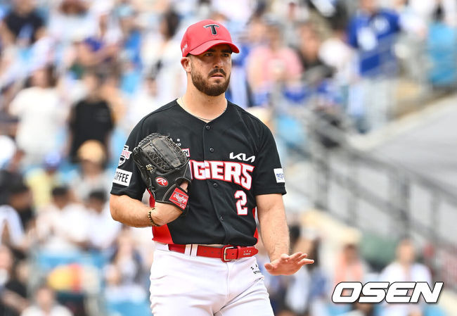 [OSEN=대구, 이석우 기자] 1일 대구삼성라이온즈파크에서 2024 신한 SOL 뱅크 KBO 리그 삼성 라이온즈와 KIA 타이거즈의 경기가 열렸다. 홈팀 삼성은 원태인이 방문팀 KIA는 스타우트가 선발 출전했다. KIA 타이거즈 스타우트가 3회말 삼성 라이온즈 구자욱에게 몸에 맞는 볼을 던지고 사과를 하고 있다. 2024.09.01 / foto0307@osen.co.kr