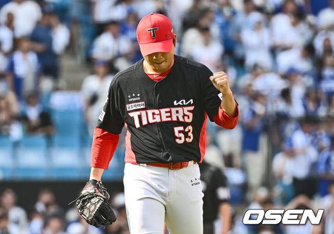 [OSEN=대구, 이석우 기자] 1일 대구삼성라이온즈파크에서 2024 신한 SOL 뱅크 KBO 리그 삼성 라이온즈와 KIA 타이거즈의 경기가 열렸다. 홈팀 삼성은 원태인이 방문팀 KIA는 스타우트가 선발 출전했다. KIA 타이거즈 김기훈이 6회말 1사 1루 삼성 라이온즈 강민호를 유격수 병살로 잡고 주먹을 불끈 쥐고 있다. 2024.09.01 / foto0307@osen.co.kr