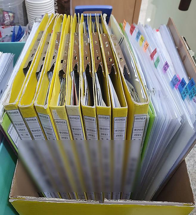 박모(32)씨가노인일자리 담당자로 근무한 2021년 2∼10월 작성한 서류들. 박씨 제공