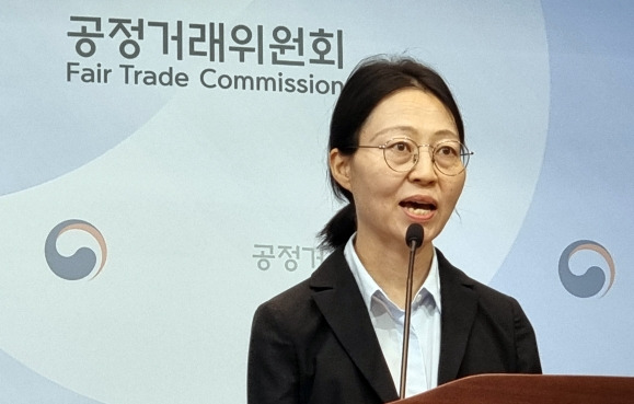 2024년 공시대상기업집단 주식 소유 현황은 - 정보름 공정거래위원회 기업집단관리과장이 30일 정부세종청사에서 2024년 공시대상기업집단 주식 소유 현황을 분석해 공개했다. 이번 분석에는 대규모 기업집단 소속 회사의 내부지분율, 사익편취 규제 대상회사, 총수 일가의 출자현황, RSU 지급 현황 등 대기업집단의 주식 소유 구조 분석 등이 포함됐다. 2024.9.1 연합뉴스