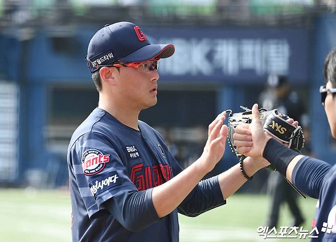 롯데는 1일 서울 잠실야구장에서 열린 2024 신한 SOL Bank KBO리그 두산 베어스와의 팀간 15차전에서 연장 12회 혈투 끝에 4-3으로 이겼다. 롯데는 선발투수 박세웅이 6이닝 1피안타 1볼넷 4탈삼진 무실점 완벽투를 펼쳤다. 복귀전을 치른 나균안이 11~12회를 연달아 무실점으로 막아 승리투수가 됐다. 정훈은 삼진 5개를 당한 끝에 12회초 결승타를 쳐 반전 드라마를 쓰고 롯데 승리 일등공신이 됐다. 잠실, 박지영기자