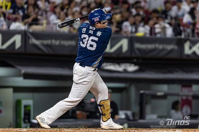 NC 외야수 권희동은 1일 인천 SSG랜더스필드에서 열린 '2024 신한 SOL Bank KBO 리그' SSG와 팀 간 제14차전에서 4번타자 좌익수로 선발 출전했다. 6회초 데이비슨에 뒤를 이어 2타자 연속 홈런을 만들며 공격에 활력을 불어넣었다. KBO 리그 107번째 통산 100홈런도 기록했다. NC 다이노스