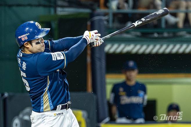 NC 외야수 권희동은 1일 인천 SSG랜더스필드에서 열린 '2024 신한 SOL Bank KBO 리그' SSG와 팀 간 제14차전에서 4번타자 좌익수로 선발 출전했다. 6회초 데이비슨에 뒤를 이어 2타자 연속 홈런을 만들며 공격에 활력을 불어넣었다. KBO 리그 107번째 통산 100홈런도 기록했다. NC 다이노스