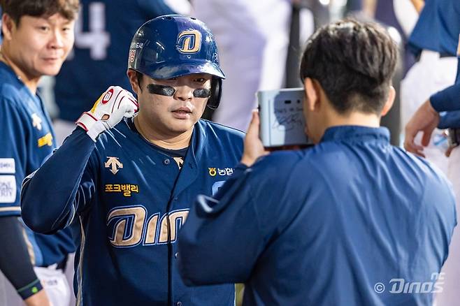 NC 외야수 권희동은 1일 인천 SSG랜더스필드에서 열린 '2024 신한 SOL Bank KBO 리그' SSG와 팀 간 제14차전에서 4번타자 좌익수로 선발 출전했다. 6회초 데이비슨에 뒤를 이어 2타자 연속 홈런을 만들며 공격에 활력을 불어넣었다. KBO 리그 107번째 통산 100홈런도 기록했다. NC 다이노스