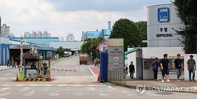 한국GM 노조 임단협 잠정 합의안 찬반투표 (인천=연합뉴스) 임순석 기자 = 25일 인천 부평구 한국GM 인천 부평공장에서 근로자들이 이동하고 있다. 한국GM 노조는 이날부터 26일까지 이틀간 올해 임단협 잠정 합의안에 대한 찬반투표를 진행한다. 2024.7.25 soonseok02@yna.co.kr