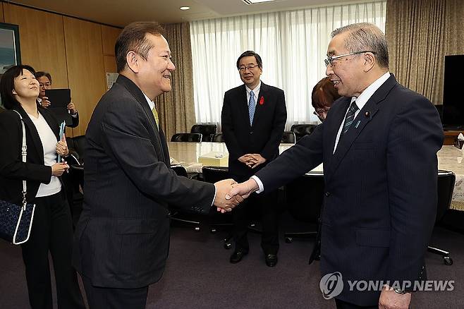 악수하는 이상민 장관-스즈키 준지 일 총무대신 (서울=연합뉴스) 이상민 행정안전부 장관이 13일 오후 일본 총무성을 방문해 스즈키 준지 일본국 총무대신과 장관급 양지회담을 갖고 한-일 내정관계자 교류회의 재개 등 협력 강화 방안을 논의한 뒤 악수하고 있다. 2023.10.13 [행정안전부 제공. 재판매 및 DB금지] photo@yna.co.kr