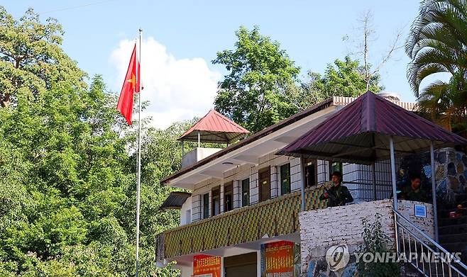 미얀마군 기지 점령한 반군 [EPA 연합뉴스 자료사진. 재판매 및 DB 금지]