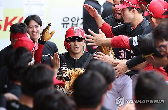 나성범 '승부는 이제부터' (대구=연합뉴스) 윤관식 기자 = 1일 오후 대구 삼성라이온즈파크에서 열린 2024 프로야구 KIA 타이거즈와 삼성 라이온즈의 경기. 7회초 1사 주자 없는 상황에서 KIA 나성범이 동점을 만드는 1점 홈런을 치고 동료들에게 축하받고 있다. 2024.9.1 psik@yna.co.kr