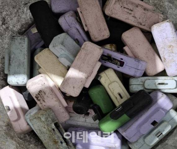 재활용쓰레기에 버려진 일회용 보조배터리가 선별돼있다. (사진=한국전지재활용협회)